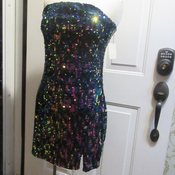 Charmed Hearts Dresses & Skirts - NWT Strapless Iridescent Sequin Charmed Hearts Body-Con Dress XL